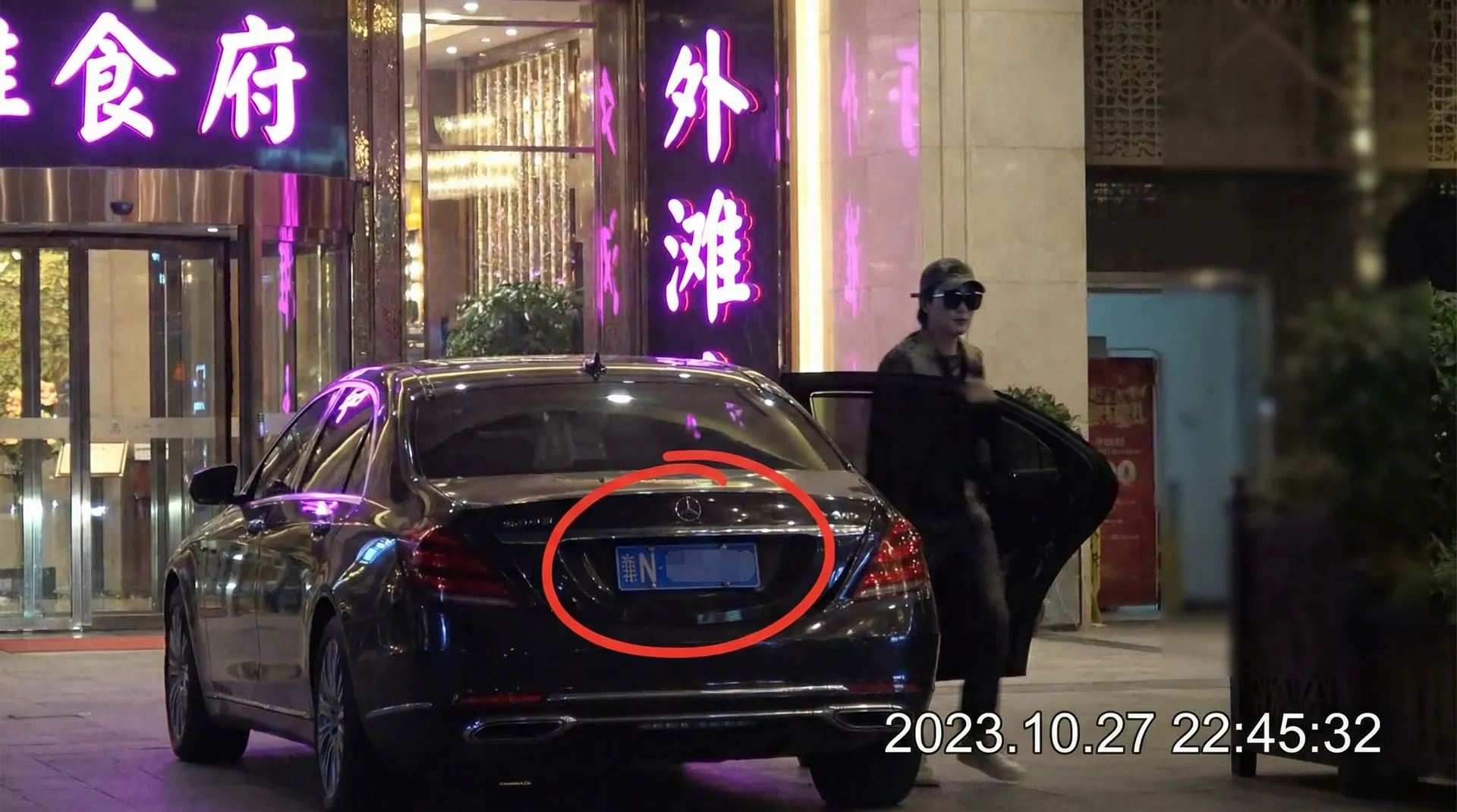 【蜜桃传媒】蜜桃传媒独家影视资源，传媒热点一网打尽 - 豪车餐厅外偷拍